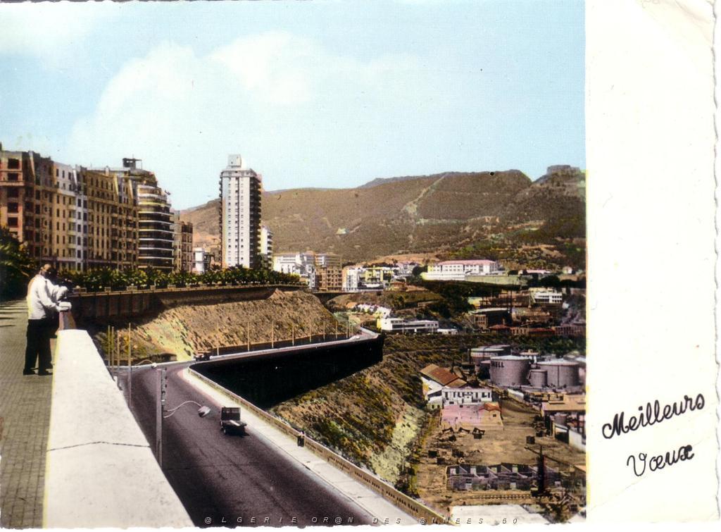 ORAN LE BOULEVARD FRONT DE MER EN ENFILADE.JPG